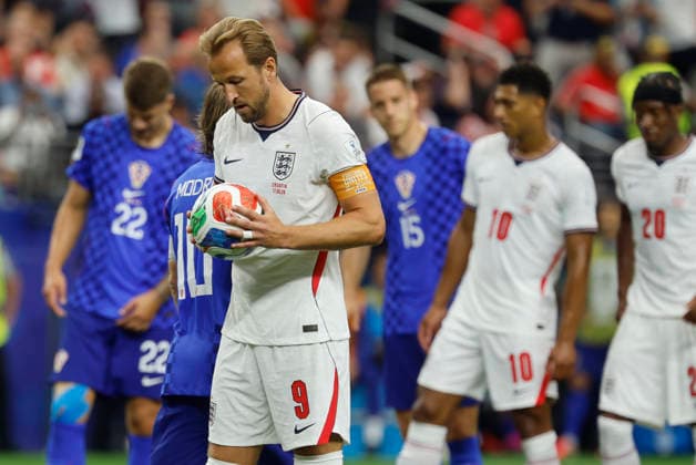 Harry Kane (L) of England holds the ball during a Group L match at the 2026 FIFA World Cup, WM, Weltmeisterschaft, Fussball between England and Croatia at AT&T Stadium in Dallas, USA, 17 June 2026. FIFA World Cup 2026 - Group L - England vs Croatia !ACHTUNG: NUR REDAKTIONELLE NUTZUNG!  Copyright: xMariscalx GR3442 20260617-55020628078_1
