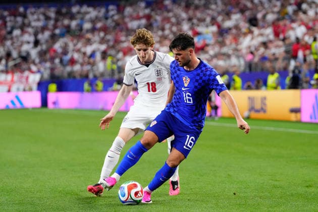 England v Croatia - FIFA World Cup, WM, Weltmeisterschaft, Fussball 2026 - Group L ARLINGTON, UNITED STATES - JUNE 17: Martin Baturina (16) of Croatia and Anthony Gordon (18) of England compete for the ball during the 2026 FIFA World Cup First Stage Group L match between England and Croatia at Dallas Stadium in Arlington, Texas, United States on June 17, 2026. Jose Hernandez Anadolu Texas United States. Editorial use only. Please get in touch for any other usage.  Copyright: x2026xAnadoluxJosexHernandezx