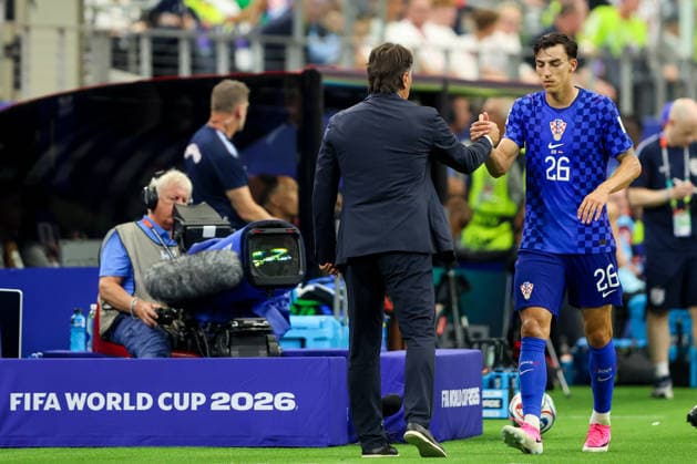 England v Croatia: Group L - FIFA World Cup, WM, Weltmeisterschaft, Fussball 2026 Head Coach of Croatia Zlatko Dalic shake hands with Petar Musa of Croatia during the FIFA World Cup 2026 Group L match between England and Croatia at Dallas Stadium on June 17, 2026 in Dallas, Texas.  SanjinxStrukic PIXSELL