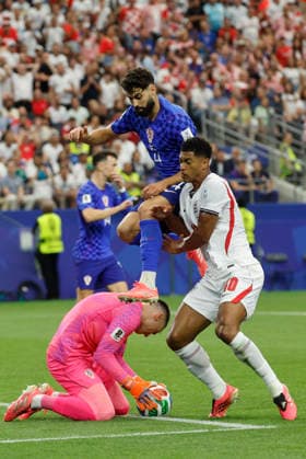 Jordan Pickford (L-bottom) and Jude Bellingham (R) vies for the ball with Josko Gvardiol of Croatia during a Group L match at the 2026 FIFA World Cup, WM, Weltmeisterschaft, Fussball between England and Croatia at AT&T Stadium in Dallas, USA, 17 June 2026. FIFA World Cup 2026 - Group L - England vs Croatia !ACHTUNG: NUR REDAKTIONELLE NUTZUNG!  Copyright: xMariscalx GR3460 20260617-55020628165008_1008