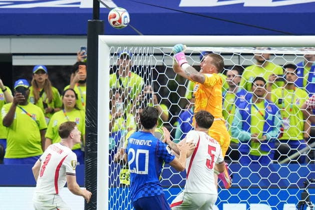 FIFA World Cup, WM, Weltmeisterschaft, Fussball 2026 - Group L - England vs Croatia Goalkeeper Jordan Pickford of England (R) makes a save during the FIFA World Cup 2026 group stage match England against Croatia, in Dallas, Texas, USA, 17 June 2026. DALLAS United States  Copyright: xJEFFREYxMCWHORTERx