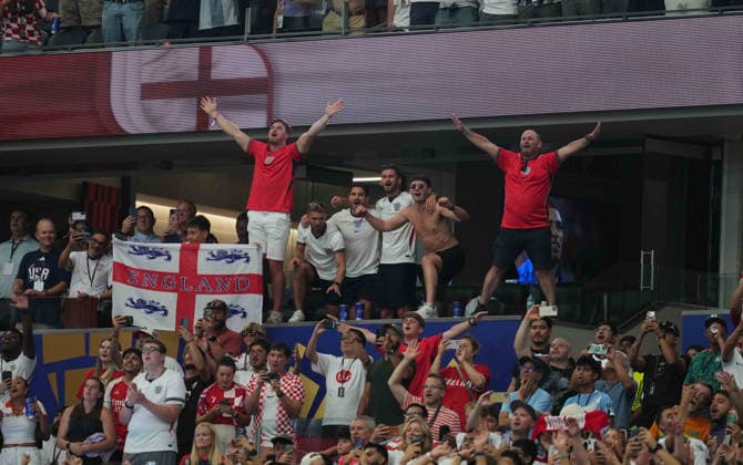 English fans (England) celebrate during England and Croatia, Group L FIFA World Cup, WM, Weltmeisterschaft, Fussball 2026, Dallas Stadium, Arlington, United States on June 17, 2026. Thor Wegner DeFodi Images. (Photo by DeFodi Images) -