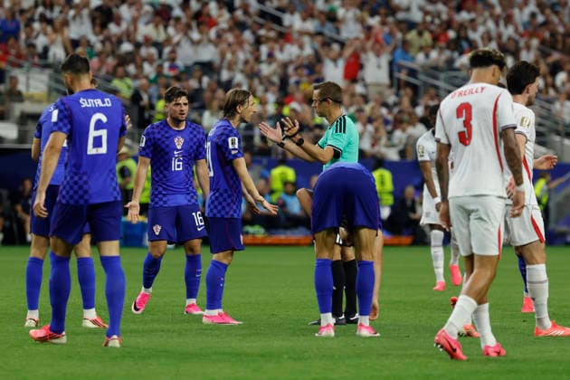 French referee Clément Turpin (C-R) talks with Luka Modric (C-L) of Croatia during a Group L match at the 2026 FIFA World Cup, WM, Weltmeisterschaft, Fussball between England and Croatia at AT&T Stadium in Dallas, USA, 17 June 2026. FIFA World Cup 2026 - Group L - England vs Croatia !ACHTUNG: NUR REDAKTIONELLE NUTZUNG!  Copyright: xMariscalx GR3487 20260617-55020628245_1