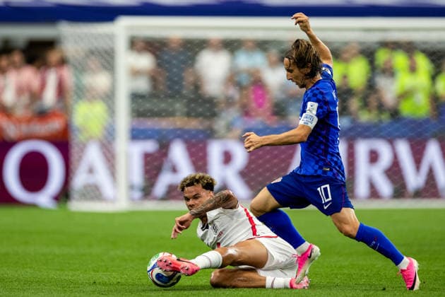 DALLAS, TEXAS - JUNE 17: Nico O Reilly of England controls the ball under pressure from Luka Modric of Croatia during the FIFA World Cup, WM, Weltmeisterschaft, Fussball 2026 Group L match between England and Croatia at Dallas Stadium on June 17, 2026 in Dallas, Texas.  Copyright: xMBxMediax