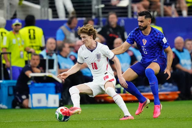 England v Croatia: Group L - FIFA World Cup, WM, Weltmeisterschaft, Fussball 2026 Anthony Gordon of England and Josip Sutalo of Croatia compete for the ball during the FIFA World Cup 2026 Group L match between England and Croatia at Dallas Stadium on June 17, 2026 in Arlington, Texas. Arlington TX United States  Copyright: xJosexBretonx originalFilename:bretonhernandez-englandv260617_npyoq.jpg