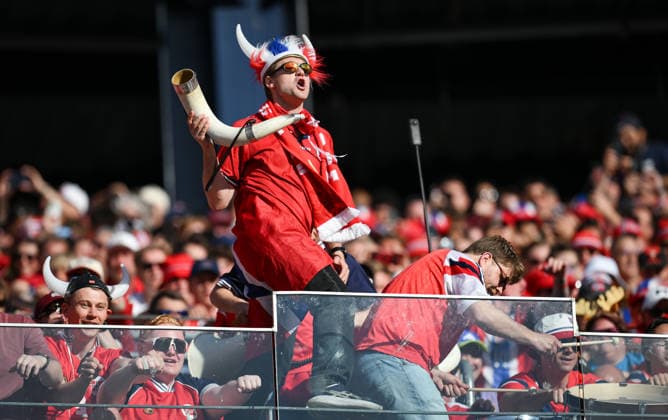 Fussball FIFA WM 2026 Vorrunde Gruppe I in Boston Norwegen - Irak 16.06.2026 Ein Norwegischer Trommler und Einschreier geben den Fans bei gemeinsamen Rudern den Takt vor. *** Soccer