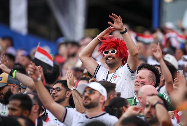 Fussball FIFA WM 2026 Vorrunde Gruppe I in Boston Norwegen - Irak 16.06.2026 Irakischer Fan mit einer Roten Peruecke *** Soccer