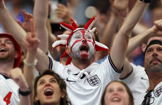 FIFA World Cup, WM, Weltmeisterschaft, Fussball 2026 - England v Croatia TEXAS, UNITED STATES OF AMERICA, June 17: England fan wearing a St Georges cross face paint and St Georges cross jester hat as he celebrates the victory after the FIFA World Cup 2026 match in Group L between England v Croatia at Dallas Stadium, Arlington, Texas, on 17 June. (Photo by DC Photo Crystal Pix) Arlington Dallas Stadium United States Of America Copyright: xDCxPhotox xCrystaxPixx SportsxPressxPhotox Sportspressphoto_SPR169051