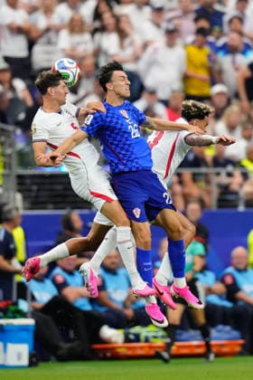 England v Croatia: Group L - FIFA World Cup, WM, Weltmeisterschaft, Fussball 2026 Nico Oreilly, John Stones of England and Petar Musa of Croatia compete for the ball during the FIFA World Cup 2026 Group L match between England and Croatia at Dallas Stadium on June 17, 2026 in Arlington, Texas. Arlington TX United States  Copyright: xJosexBretonx originalFilename:bretonhernandez-englandv260617_npqPS.jpg