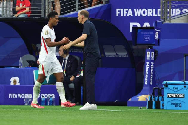 FIFA World Cup, WM, Weltmeisterschaft, Fussball 2026: England v Croatia DALLAS, USA - 17th June 2026: Jude Bellingham of England is congratulated by England Head Coach Thomas Tuchel as he goes off during the FIFA World Cup 2026 Group L match between England and Croatia at Dallas Stadium Dallas Dallas Stadium United States of America Copyright: xCraigxMercerx xPeakxActionxPhotosx