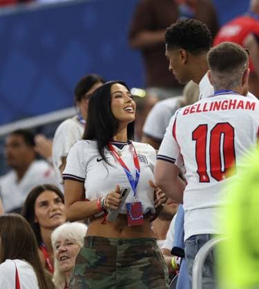FIFA World Cup, WM, Weltmeisterschaft, Fussball 2026 - England v Croatia TEXAS, UNITED STATES OF AMERICA, June 17: Jude Bellingham of England national team, Nationalteam celebrates after the match with his girlfriend Ashlyn Castro after the FIFA World Cup 2026 match in Group L between England v Croatia at Dallas Stadium, Arlington, Texas, on 17 June. (Photo by DC Photo Crystal Pix) Arlington Dallas Stadium United States Of America Copyright: xDCxPhotox xCrystaxPixx SportsxPressxPhotox Sportspressphoto_SPR169287