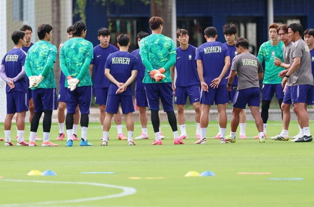 FIFA World Cup, WM, Weltmeisterschaft, Fussball 2026 - South Korea training session Hong Myung-bo (2-R), head coach of the South Korean men s national soccer team, gives instructions to his players during a training session at their camp in Zapopan, near Guadalajara, Mexico, 17 June 2026. South Korea will face Mexico in a FIFA World Cup 2026 Group A soccer match on 18 June. ZAPOPAN Mexico  Copyright: xYONHAPx