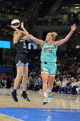 CHICAGO, IL - JUNE 17: Leonie Fiebich 13 of the New York Liberty fouls Gabriela Jaquez 11 of the Chicago Sky during the first half of a 2026 WNBA, Basketball Damen, USA Commissioner s Cup game on June 17, 2026 at Wintrust Arena in Chicago, Illinois. (Photo by Melissa Tamez Icon Sportswire) WNBA: JUN 17 New York Liberty at Chicago Sky EDITORIAL USE ONLY Icon260617005