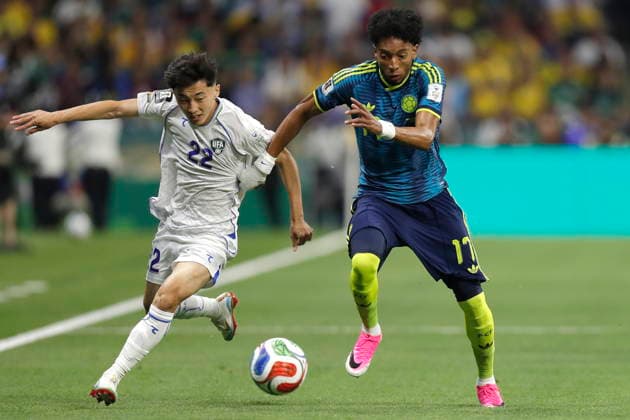 FIFA World Cup, WM, Weltmeisterschaft, Fussball 2026 - Group K - Uzbekistan vs Colombia Abbosbek Fayzullaev (L) of Uzbekistan in action against Johan Mojica of Colombia during the FIFA World Cup 2026 Group K soccer match between Uzbekistan and Colombia, in Mexico City, Mexico, 17 June 2026. Mexico City Mexico  Copyright: xISAACxESQUIVELx