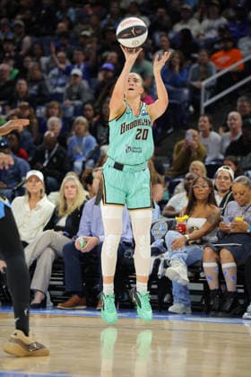 CHICAGO, IL - JUNE 17: Sabrina Ionescu 20 of the New York Liberty shoots a three-point basket during the second half of a 2026 WNBA, Basketball Damen, USA Commissioner s Cup game against the Chicago Sky on June 17, 2026 at Wintrust Arena in Chicago, Illinois. (Photo by Melissa Tamez Icon Sportswire) WNBA: JUN 17 New York Liberty at Chicago Sky EDITORIAL USE ONLY Icon260617023