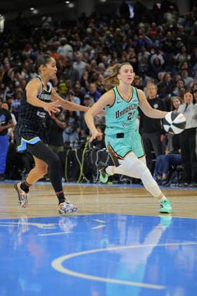 CHICAGO, IL - JUNE 17: Sabrina Ionescu 20 of the New York Liberty drives to the basket past Skylar Diggins 4 of the Chicago Sky during the second half of a 2026 WNBA, Basketball Damen, USA Commissioner s Cup game on June 17, 2026 at Wintrust Arena in Chicago, Illinois. (Photo by Melissa Tamez Icon Sportswire) WNBA: JUN 17 New York Liberty at Chicago Sky EDITORIAL USE ONLY Icon260617033