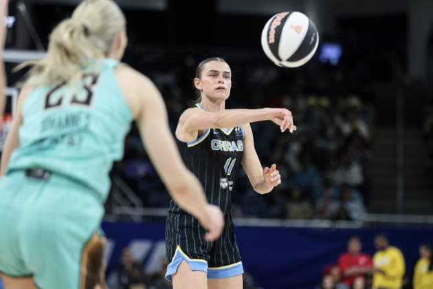 CHICAGO, USA - June 17: Gabriela Jaquez (11 Chicago Sky) passes the ball during the WNBA, Basketball Damen, USA Commissioner’s Cup game between the Chicago Sky and New York Liberty at Wintrust Arena on Wednesday, June 17 in Chicago, USA  Copyright: xShainaxBenhiyoun SPPx Sportspressphoto_SPR169444