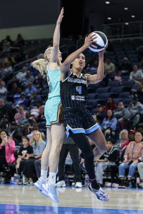 CHICAGO, USA - June 17: Skylar Diggins (4 Chicago Sky) attempts a layup during the WNBA, Basketball Damen, USA Commissioner’s Cup game between the Chicago Sky and New York Liberty at Wintrust Arena on Wednesday, June 17 in Chicago, USA  Copyright: xShainaxBenhiyoun SPPx Sportspressphoto_SPR169463