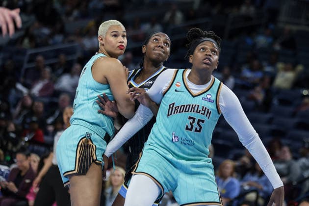 CHICAGO, USA - June 17: Jonquel Jones (35 New York Liberty) and Satou Sabally (0 New York Liberty) box out Elizabeth Williams (1 Chicago Sky) during the WNBA, Basketball Damen, USA Commissioner’s Cup game between the Chicago Sky and New York Liberty at Wintrust Arena on Wednesday, June 17 in Chicago, USA  Copyright: xShainaxBenhiyoun SPPx Sportspressphoto_SPR169466
