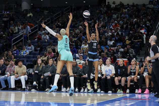CHICAGO, USA - June 17: Sydney Taylor (12 Chicago Sky) shoots a three pointer during the WNBA, Basketball Damen, USA Commissioner’s Cup game between the Chicago Sky and New York Liberty at Wintrust Arena on Wednesday, June 17 in Chicago, USA  Copyright: xShainaxBenhiyoun SPPx Sportspressphoto_SPR169467