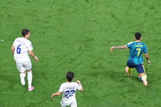 Uzbekistan v Colombia - FIFA World Cup, WM, Weltmeisterschaft, Fussball 2026 - Group K MEXICO CITY, MEXICO - JUNE 17: Akmal Mozgovoy (6) of Uzbekistan in action against Luis Diaz (7) of Colombia during the 2026 FIFA World Cup First Stage Group K match between Uzbekistan and Colombia at Estadio Azteca (Mexico Stadium) in Mexico City, Mexico on June 17, 2026. Juancho Torres Anadolu Mexico City Mexico. Editorial use only. Please get in touch for any other usage.  Copyright: x2026xAnadoluxJuanchoxTorresx