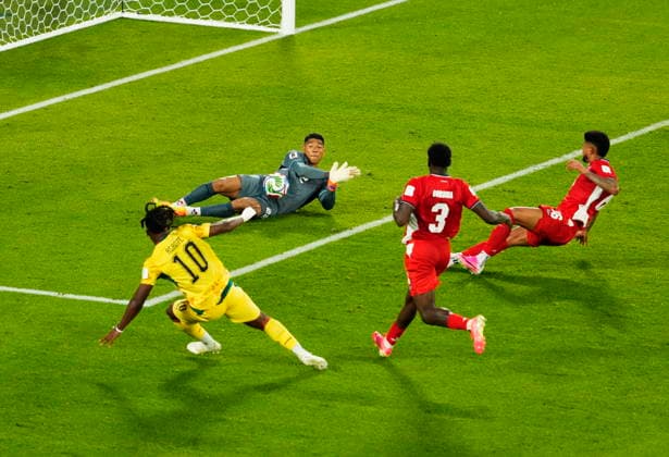 June 17, 2026, Toronto, On, CANADA: Ghana s Brandon Thomas-Asante (10) is stopped by Panama goalkeeper Orlando Mosquera (22) during the second half of a World Cup Group L soccer match, in Toronto, on Wednesday, June 17, 2026. Canada News - June 17, 2026  - ZUMAc35_ 20260617_zaf_c35_232 Copyright: xChrisxYoungx