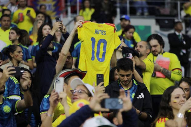 June 17, 2026, Mexico City, Ciudad de Mexico, Mexico: A Colombian lifts a James Rodriguez Jersey to support the Colombia national team, Nationalteam before the start the FIFA World Cup, WM, Weltmeisterschaft, Fussball Group K match between Colombia and Uzbekistan at Mexico City Stadium. on June 17, 2026 in Mexico City, Mexico. Uzbekistan V Colombia FIFA World Cup Group K Match  - ZUMAe321 20260617_zsa_e321_131 Copyright: xIanxRoblesx