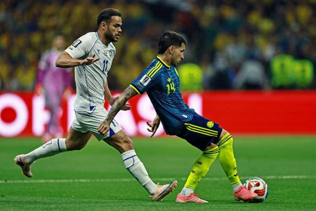 June 17, 2026, Mexico City, Mexico City, Mexico: Oston Urunov of Uzbekistan battles for possession ball with Gustavo Puerta of Colombia, during the match between Uzbekistan and Colombia for the 1st round of the group K of the FIFA World Cup, WM, Weltmeisterschaft, Fussball 2026, at Mexico City Stadium, in Mexico City, Mexico on June 17, 2026. Photo: DiaEsportivo Mexico City Mexico - ZUMAh208 20260617_zsp_h208_003 Copyright: xHeulerxAndreyx