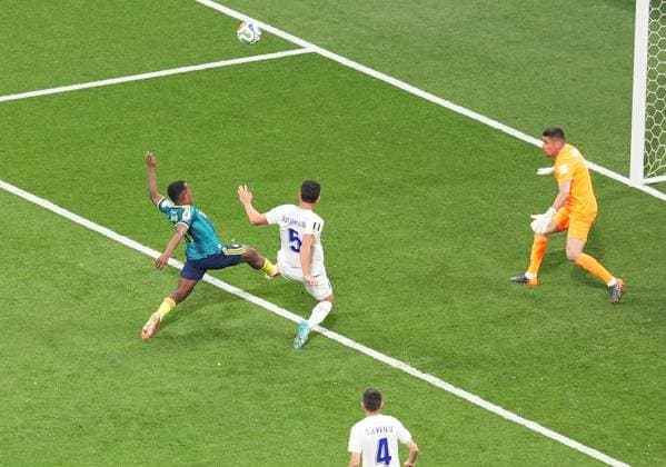 Uzbekistan v Colombia - FIFA World Cup, WM, Weltmeisterschaft, Fussball 2026 - Group K MEXICO CITY, MEXICO - JUNE 17: Jhon Arias (11) of Colombia in action against Rustam Ashurmatov (5) of Uzbekistan during the 2026 FIFA World Cup First Stage Group K match between Uzbekistan and Colombia at Estadio Azteca (Mexico Stadium) in Mexico City, Mexico on June 17, 2026. Juancho Torres Anadolu Mexico City Mexico. Editorial use only. Please get in touch for any other usage.  Copyright: x2026xAnadoluxJuanchoxTorresx