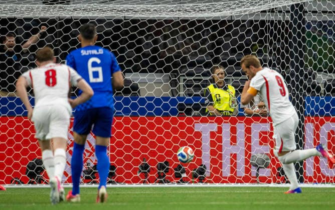 June 17, 2026, Arlington, Texas, USA: Croatia answers to Englands 1st goal with a goal. 8 MD ELLIOT ANDERSON and 9 FWD HARRY KANE could not assist in the block. Croatia player 6 DF JOSIP A UTALO looking on Arlington USA - ZUMAm147 20260617_zap_m147_038 Copyright: xHossxMcBainx