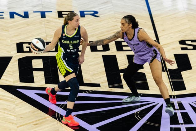 SAN FRANCISCO, CA - JUNE 17: Paige Bueckers 5 of the Dallas Wings controls the ball against Gabby Williams 1 of the Golden State Valkyries during a WNBA, Basketball Damen, USA Commissioner™s Cup game on June 17, 2026 at Chase Center in San Francisco, CA. (Photo by Matthew Huang Icon Sportswire) WNBA: JUN 17 Dallas Wings at Golden State Valkyries EDITORIAL USE ONLY Icon260617019