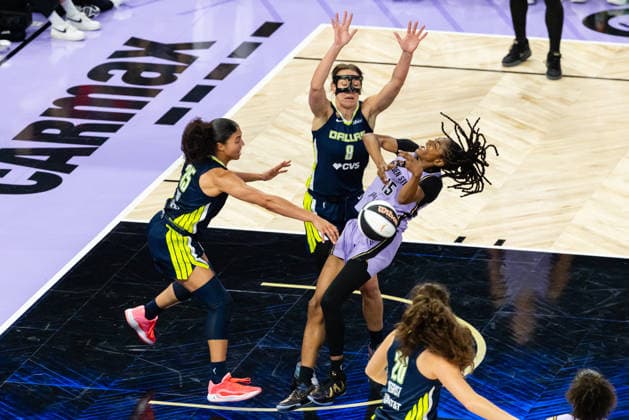 SAN FRANCISCO, CA - JUNE 17: Tiffany Hayes 15 of the Golden State Valkyries is fouled by Azzi Fudd 35 of the Dallas Wings during a WNBA, Basketball Damen, USA Commissioner™s Cup game on June 17, 2026 at Chase Center in San Francisco, CA. (Photo by Matthew Huang Icon Sportswire) WNBA: JUN 17 Dallas Wings at Golden State Valkyries EDITORIAL USE ONLY Icon260617024