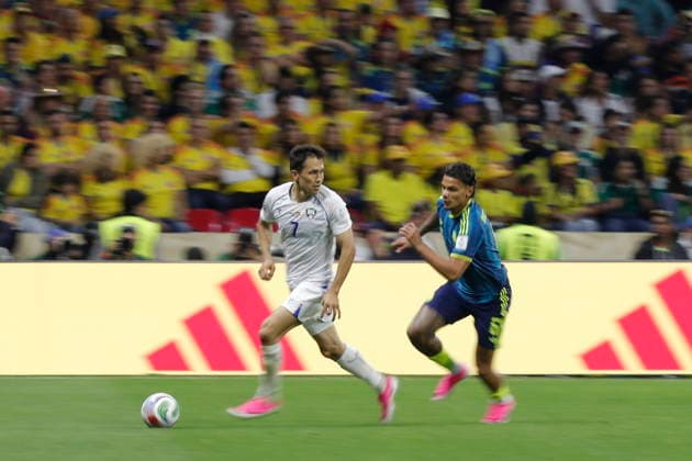 FIFA World Cup, WM, Weltmeisterschaft, Fussball 2026 - Group K - Uzbekistan vs Colombia Otabek Shukurov (L) of Uzbekistan vies for the ball with Richard Rios of Colombia during the 2026 FIFA World Cup Group K match between Uzbekistan and Colombia at Azteca Stadium in Mexico City, Mexico, 17 June 2026. Mexico City Mexico  Copyright: xIsaacxEsquivelx