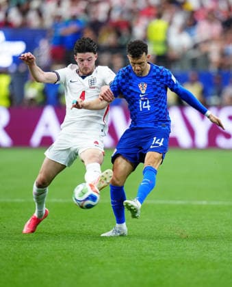(260618) -- DALLAS, June 18, 2026 -- Declan Rice (L) of England vies with Ivan Perisic of Croatia during the group L match between England and Croatia at the 2026 FIFA World Cup, WM, Weltmeisterschaft, Fussball at the Dallas Stadium in Dallas, the United States, on June 17, 2026. ) (SP)U.S.-DALLAS-FOOTBALL-FIFA WORLD CUP-GROUP L-ENG VS CRO JiaxHaocheng 