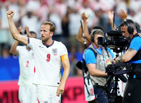 (260618) -- DALLAS, June 18, 2026 -- Harry Kane of England greets the audience after the group L match between England and Croatia at the 2026 FIFA World Cup, WM, Weltmeisterschaft, Fussball at the Dallas Stadium in Dallas, the United States, on June 17, 2026. ) (SP)U.S.-DALLAS-FOOTBALL-FIFA WORLD CUP-GROUP L-ENG VS CRO JiaxHaocheng 