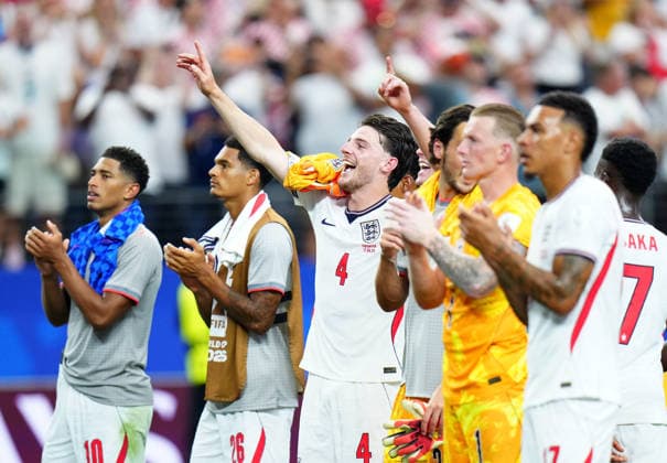 (260618) -- DALLAS, June 18, 2026 -- Players of England greet the audience after the group L match between England and Croatia at the 2026 FIFA World Cup, WM, Weltmeisterschaft, Fussball at the Dallas Stadium in Dallas, the United States, on June 17, 2026. ) (SP)U.S.-DALLAS-FOOTBALL-FIFA WORLD CUP-GROUP L-ENG VS CRO JiaxHaocheng 