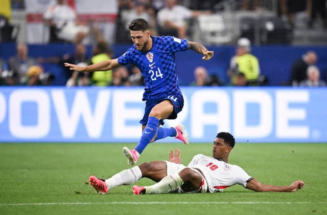 (260618) -- DALLAS, June 18, 2026 -- Marco Pasalic (top) of Croatia vies with Jude Bellingham of England during the group L match between England and Croatia at the 2026 FIFA World Cup, WM, Weltmeisterschaft, Fussball at the Dallas Stadium in Dallas, the United States, on June 17, 2026. ) (SP)U.S.-DALLAS-FOOTBALL-FIFA WORLD CUP-GROUP L-ENG VS CRO WuxXiaoling 