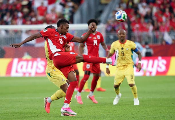 (260618) -- TORONTO, June 18, 2026 -- Jiovany Ramos (L) of Panama passes the ball during the group L match between Ghana and Panama at the 2026 FIFA World Cup, WM, Weltmeisterschaft, Fussball at Toronto Stadium in Toronto, Canada, on June 17, 2026. (Photo by Xinhua) (SP)CANADA-TORONTO-FOOTBALL-FIFA WORLD CUP-GROUP L-GHA VS PAN ZouxZheng 