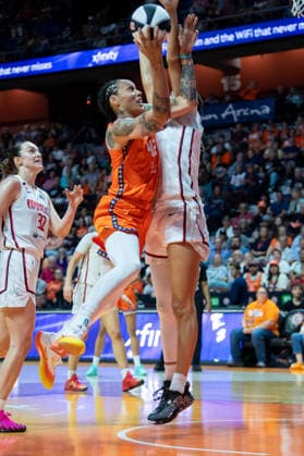 UNCASVILLE, CT - JUNE 17: Brittney Griner 42 of the Connecticut Sun drives to the basket during the WNBA, Basketball Damen, USA game between the Washington Mystics and the Connecticut Sun on June 17, 2026 at Mohegan Sun Arena in Uncasville, CT. (Photo by Erica Denhoff Icon Sportswire) WNBA: JUN 17 Washington Mystics at Connecticut Sun EDITORIAL USE ONLY Icon26061704