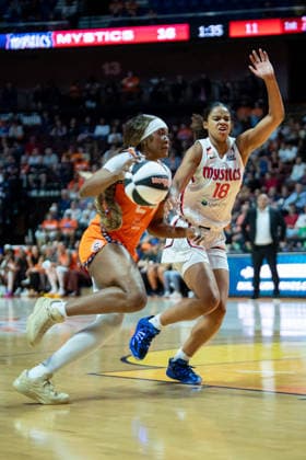 UNCASVILLE, CT - JUNE 17: Aneesah Morrow 24 of the Connecticut Sun dribbles the ball during the WNBA, Basketball Damen, USA game between the Washington Mystics and the Connecticut Sun on June 17, 2026 at Mohegan Sun Arena in Uncasville, CT. (Photo by Erica Denhoff Icon Sportswire) WNBA: JUN 17 Washington Mystics at Connecticut Sun EDITORIAL USE ONLY Icon26061707