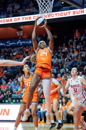 UNCASVILLE, CT - JUNE 17: Aneesah Morrow 24 of the Connecticut Sun rebounds the ball during the WNBA, Basketball Damen, USA game between the Washington Mystics and the Connecticut Sun on June 17, 2026 at Mohegan Sun Arena in Uncasville, CT. (Photo by Erica Denhoff Icon Sportswire) WNBA: JUN 17 Washington Mystics at Connecticut Sun EDITORIAL USE ONLY Icon26061712