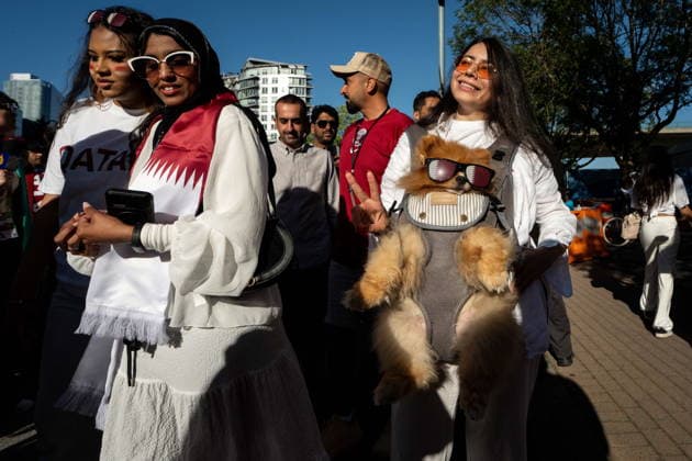 June 17, 2026, Vancouver, Bc, CANADA: A Qatar fan poses for a photo with her dog during a FIFA World Cup, WM, Weltmeisterschaft, Fussball rally in Vancouver, on Wednesday, June 17, 2026. Canada News - June 17, 2026  - ZUMAc35_ 20260617_zaf_c35_287 Copyright: xEthanxCairnsx