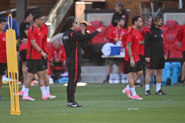 Turkish national football team holds 1st training session in US city of San Jose SAN JOSE, CALIFORNIA - JUNE 17: Head coach Vincenzo Montella of the Turkish national football team leads the training session in San Jose, California on June 17, 2026. Turkiye to face Paraguay on June 19 in their 2nd 2026 FIFA World Cup, WM, Weltmeisterschaft, Fussball match. Tayfun Coskun Anadolu California United States. Editorial use only. Please get in touch for any other usage.  Copyright: x2026xAnadoluxTayfunxCoskunx