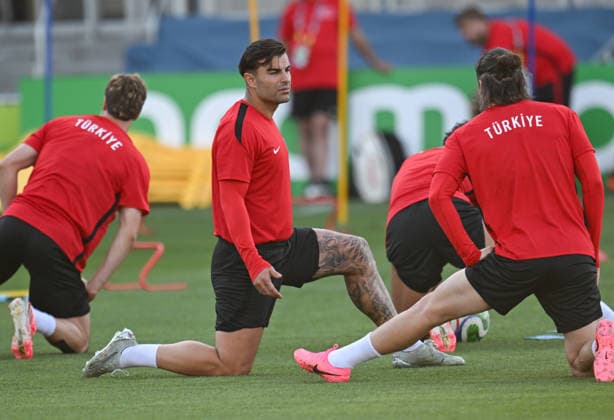 Turkish national football team holds 1st training session in US city of San Jose SAN JOSE, CALIFORNIA - JUNE 17: Abdulkerim Bardakci (center) of the Turkish national football team attends the training session in San Jose, California on June 17, 2026. Turkiye to face Paraguay on June 19 in their 2nd 2026 FIFA World Cup, WM, Weltmeisterschaft, Fussball match. Tayfun Coskun Anadolu California United States. Editorial use only. Please get in touch for any other usage.  Copyright: x2026xAnadoluxTayfunxCoskunx