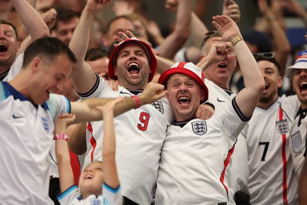 England v Croatia: Group L - FIFA World Cup, WM, Weltmeisterschaft, Fussball 2026 England fans celebrate after Harry Kane scores their first goal from the penalty spot during the FIFA World Cup Group L match between England and Croatia at the Dallas Stadium in Dallas, Texas, United States, on June 17, 2026. Dallas USA United Kingdom  Copyright: xMIxNewsx originalFilename:fletcher-englandv260617_npYDe.jpg