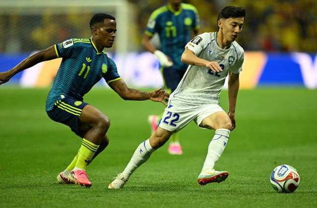 (260618) -- MEXICO CITY, June 18, 2026 -- Abbosbek Fayzullaev (R) of Uzbekistan vies with Jhon Arias of Colombia during the group K match between Uzbekistan and Colombia at the FIFA World Cup, WM, Weltmeisterschaft, Fussball 2026 in Mexico City, Mexico, June 17, 2026. ) (SP)MEXICO-MEXICO CITY-FOOTBALL-FIFA WORLD CUP-GROUP K-UZB VS COL WuxWei 