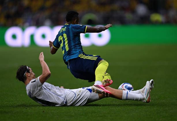 (260618) -- MEXICO CITY, June 18, 2026 -- Jaminton Campaz (R) of Colombia competes during the group K match between Uzbekistan and Colombia at the FIFA World Cup, WM, Weltmeisterschaft, Fussball 2026 in Mexico City, Mexico, June 17, 2026. ) (SP)MEXICO-MEXICO CITY-FOOTBALL-FIFA WORLD CUP-GROUP K-UZB VS COL WuxWei 