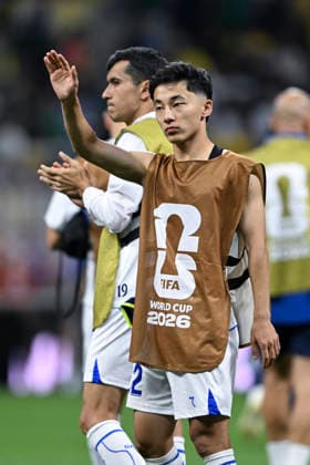 (260618) -- MEXICO CITY, June 18, 2026 -- Abbosbek Fayzullaev (front) of Uzbekistan greets the audience after the group K match between Uzbekistan and Colombia at the FIFA World Cup, WM, Weltmeisterschaft, Fussball 2026 in Mexico City, Mexico, June 17, 2026. ) (SP)MEXICO-MEXICO CITY-FOOTBALL-FIFA WORLD CUP-GROUP K-UZB VS COL WuxWei 