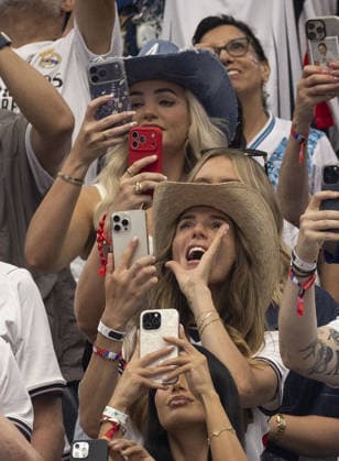 FIFA World Cup, WM, Weltmeisterschaft, Fussball 2026 England v Croatia in Dallas 17.06.2026 FIFA World Cup 2026 England v Croatia in Dallas. Megan Pickford ( in number 1 cowboy hat) was at the game with Her son  Copyright: xDarrenxFletcherx NINTCHDBPICT001089180522