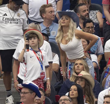 FIFA World Cup, WM, Weltmeisterschaft, Fussball 2026 England v Croatia in Dallas 17.06.2026 FIFA World Cup 2026 England v Croatia in Dallas. Megan Pickford ( in number 1 cowboy hat) was at the game with Her son  Copyright: xDarrenxFletcherx NINTCHDBPICT001089180961